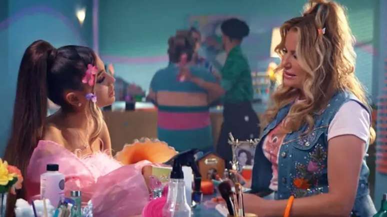 Jennifer Coolidge reinterpreta Paulette no clipe de “thank u, next” –