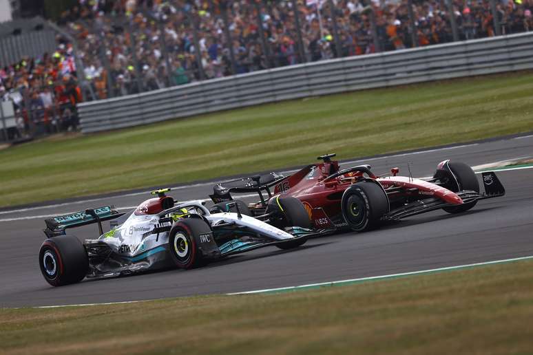 Lewis Hamilton passou Charles Leclerc ap&oacute;s a decis&atilde;o da Ferrari em Silverstone 