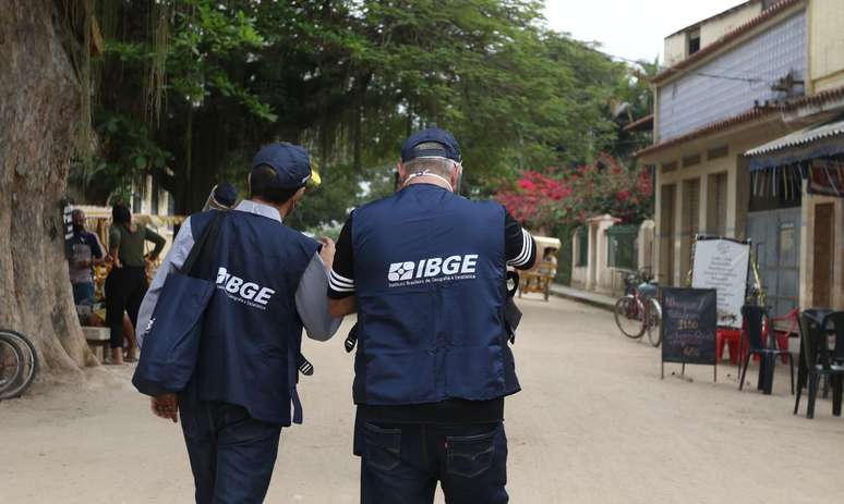 O IBGE (Instituto Brasileiro de Geografia e Estatística) durante o primeiro teste preparatório do Censo Demográfico 2022, na Ilha de Paquetá, no Rio de Janeiro.