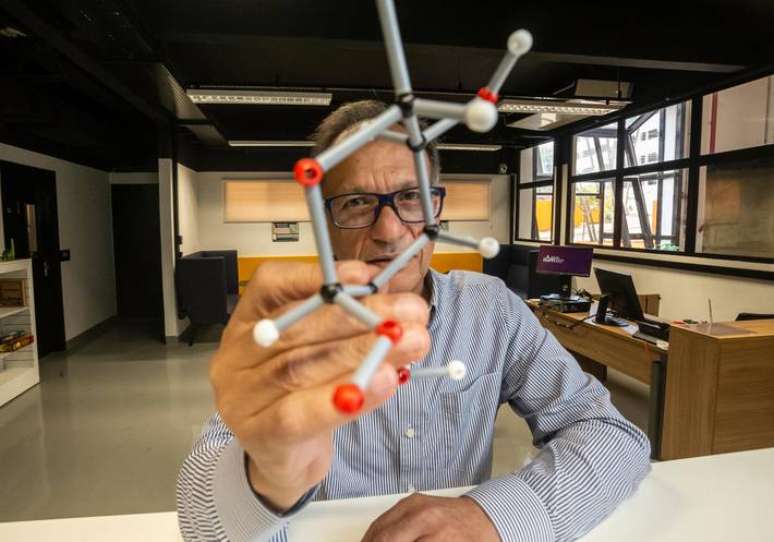 'A escola &eacute; &iacute;mpar no mundo', afirma o diretor Adalberto Fazzio.