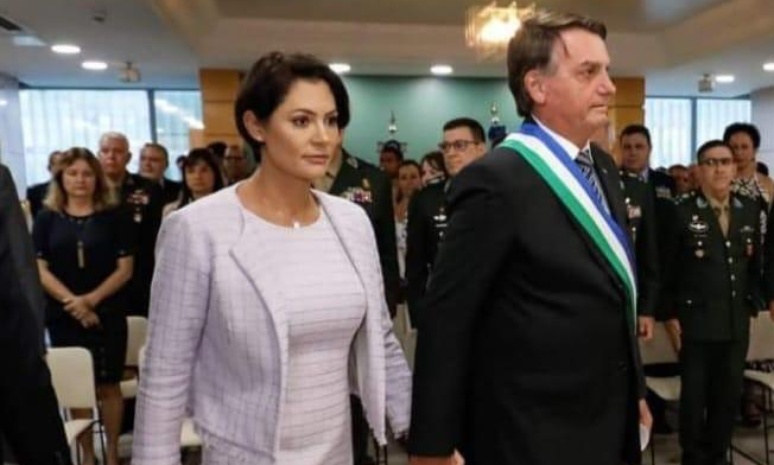 Jair Bolsonaro usa a faixa Ordem do Mérito da Defesa em evento em abril 