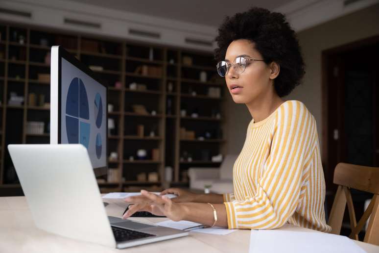 Muitos empreendedores e, principalmente, empreendedoras comentam sobre a dificuldade de cobrar um preço justo pelo seu trabalho e encontrar quem pague do jeito merecido. 