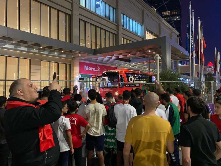 Entrada do hotel onde está hospedada a seleção de Marrocos, no Catar. Horas antes da partida desta quarta-feir, 14, torcedores estiveram no local para saudar jogadores e também em busca de ingressos para ver o jogo contra a França.