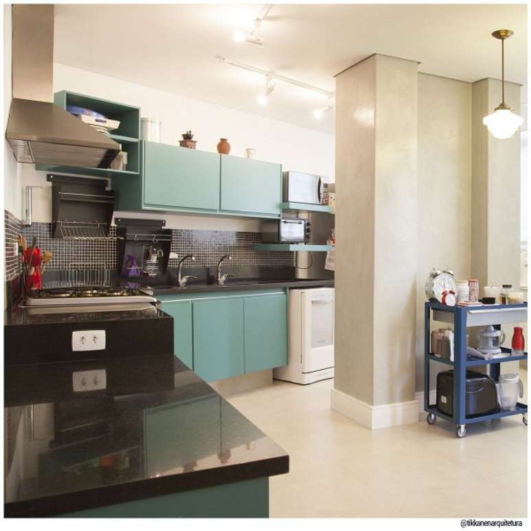 23. Cozinha com pastilhas na parede da pia &ndash; Foto Tikkanen Arquitetura