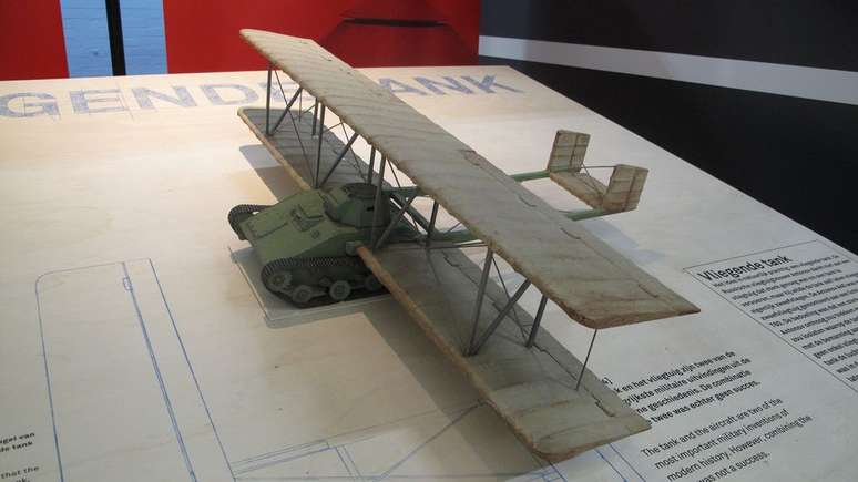 Este modelo em escala do A-40 mostra o enorme tamanho das suas asas e da cauda, em compara&ccedil;&atilde;o com o pequeno tanque