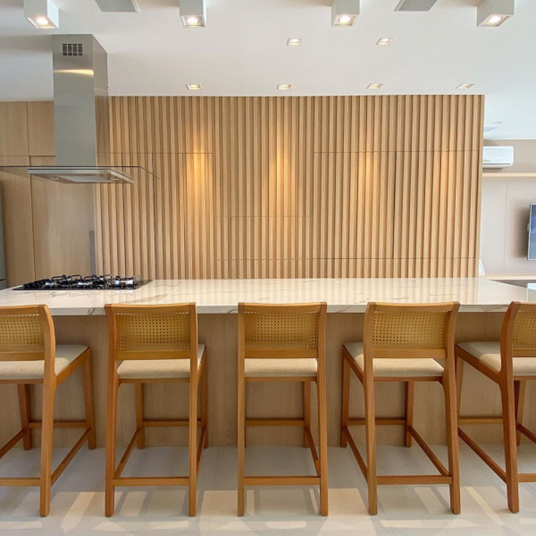 41. Pedra para cozinha branca e moderna com porcelanato ripado na parede &ndash; Foto Decor Salteador