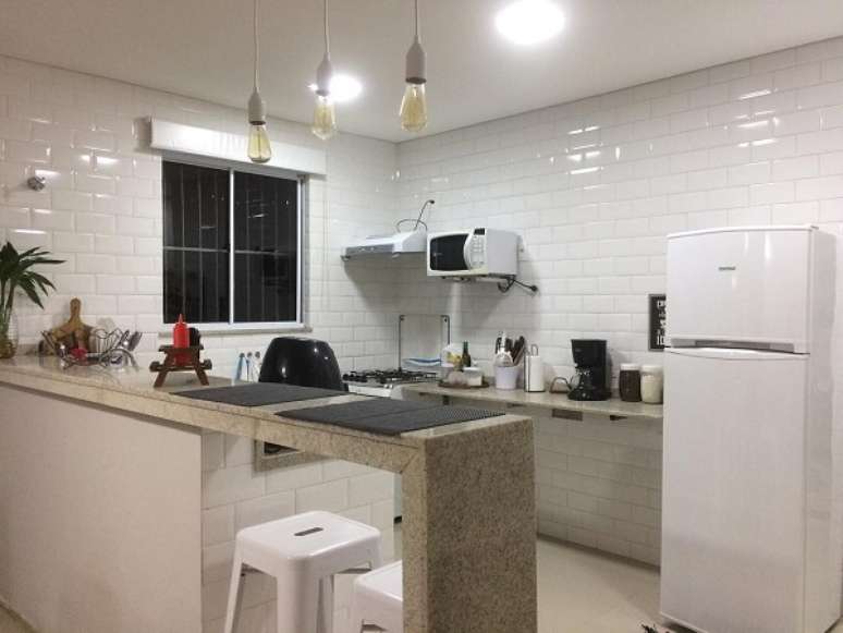 9. Cozinha americana simples com bancada de granito &ndash; Foto Quadra 16