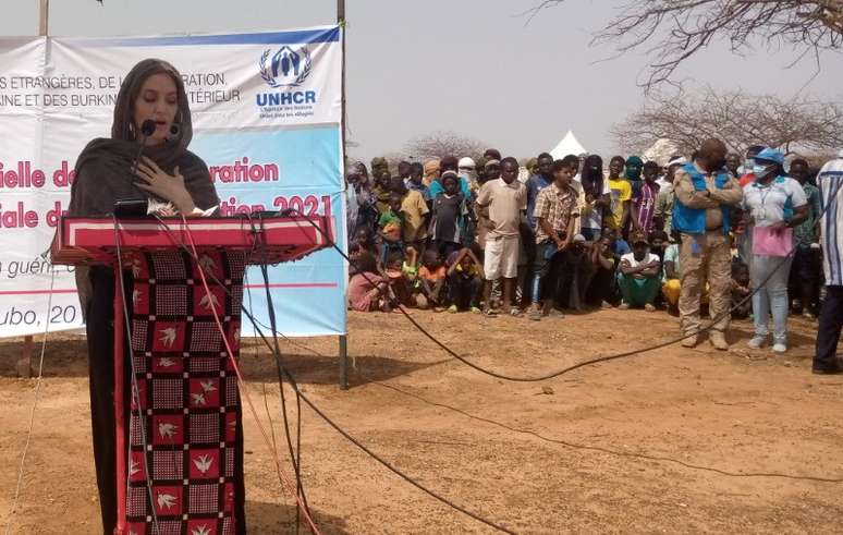 Atriz Angelina Jolie discursa no campo de refugiados de Goudoubou, em Burkina Faso
20/06/2021 REUTERS/Ndiaga Thiam