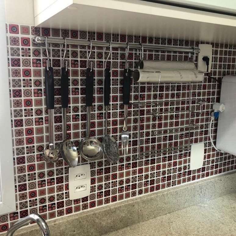 20. Cozinha com pastilhas em tons avermelhados &ndash; Foto KiPastilha Revestimentos Adesivos