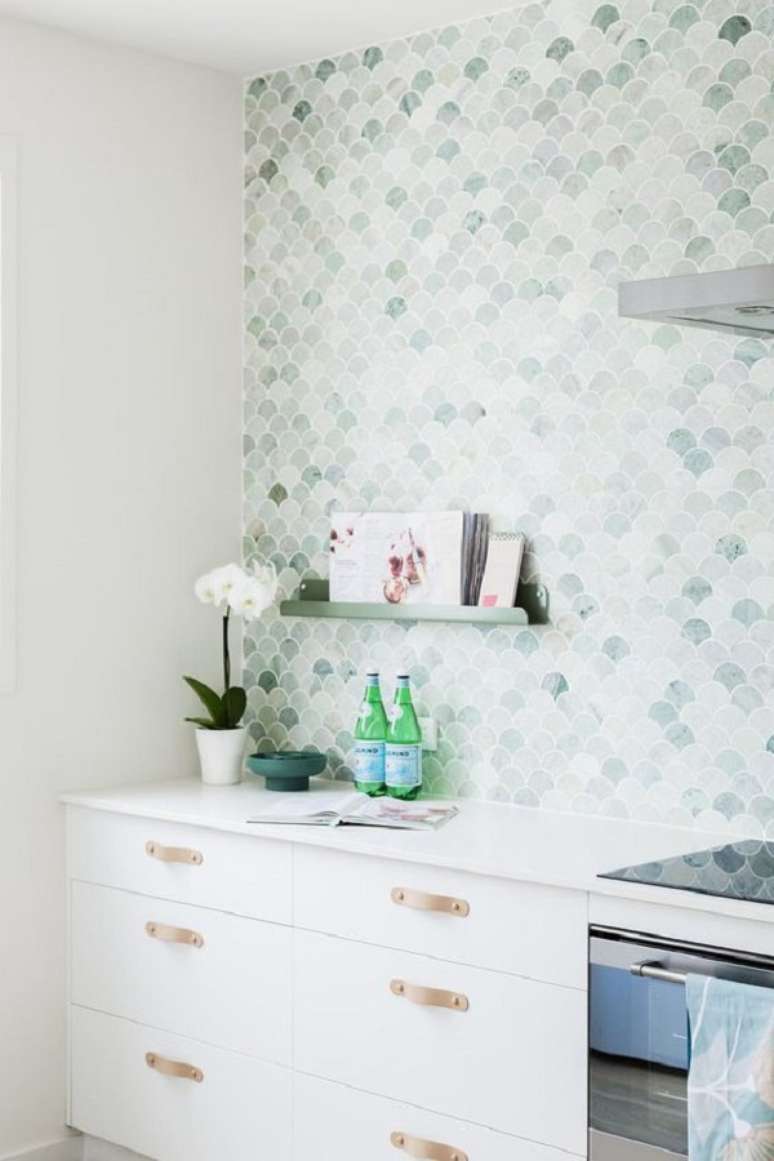 34. Cozinha verde e branca com revestimento escama de peixe &ndash; Foto Adore Magazine