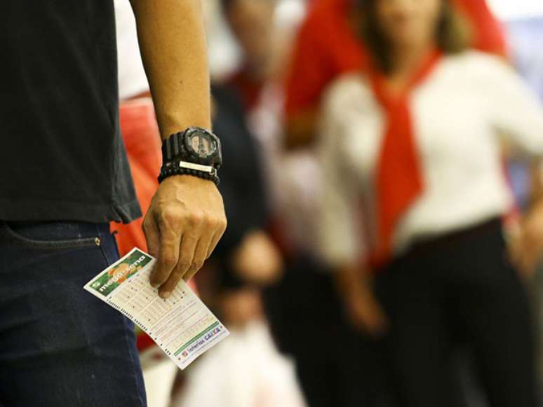 Os vencedores têm 90 dias para retirar seus prêmios, apresentando o bilhete em casas lotéricas ou agências da Caixa Econômica Federal.