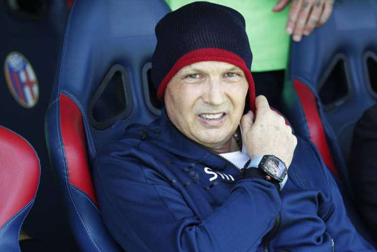 Mihajlovic volta a comandar o Bologna em meio a tratamento de câncer e é  ovacionado pela torcida, futebol italiano