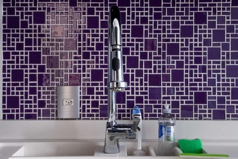 14. Cozinha com parede roxa de pastilhas &ndash; Foto Ana Yoshida