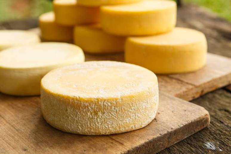 Queijo artesanal mineiro passa por processo de matura&ccedil;&atilde;o em prateleiras de madeira