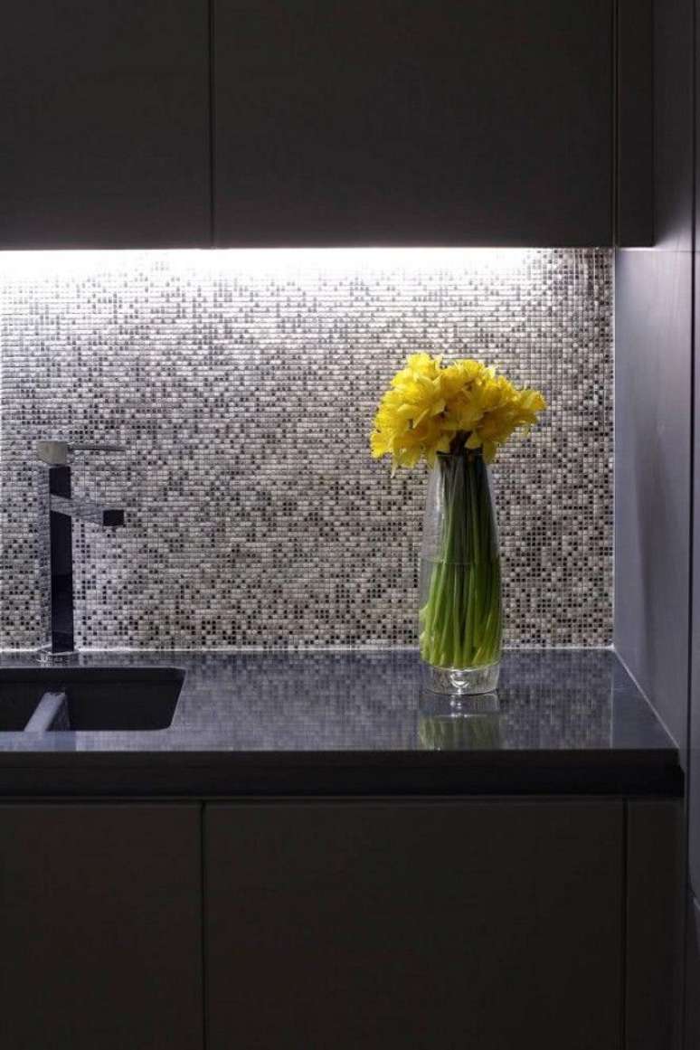 15. Cozinha com pastilha em tons de cinza &ndash; Foto Decor Facil