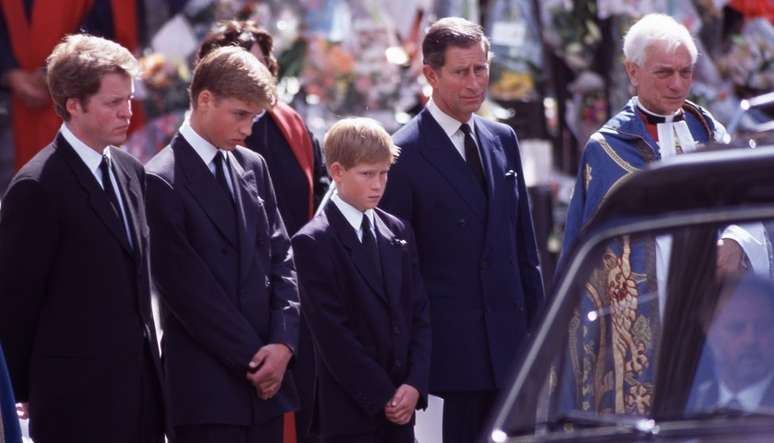 Ao lado do tio, o conde Spencer e do pai, o agora rei Charles, William e Harry caminharam atrás do caixão da princesa Diana em seu funeral em 1997