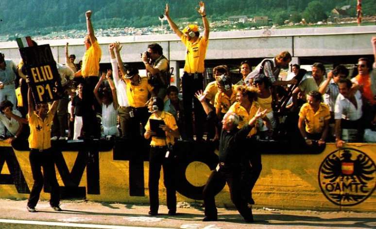 Colin Chapman e a equipe Lotus comemoram a vitória no Gp da Austria. Talvez a ultima grande alegria do mago