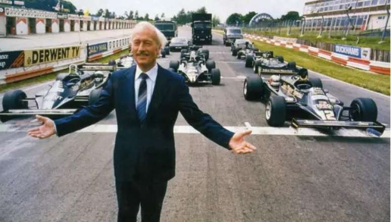 Colin Chapman diante de várias de suas criações: um genio que marcou a F1