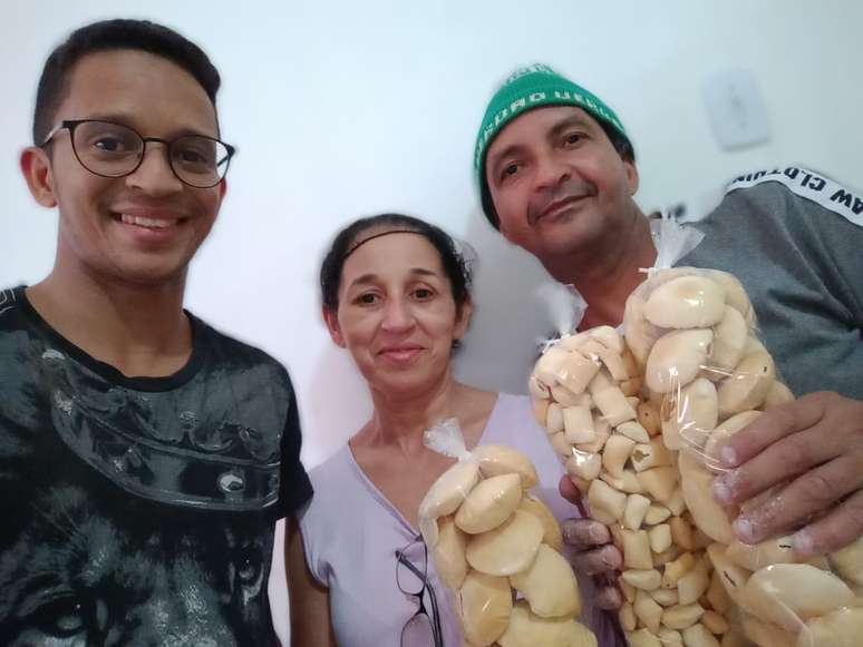Família Santos: negócio familiar de bolachas reúne pais e filho vindos de Pernambuco.