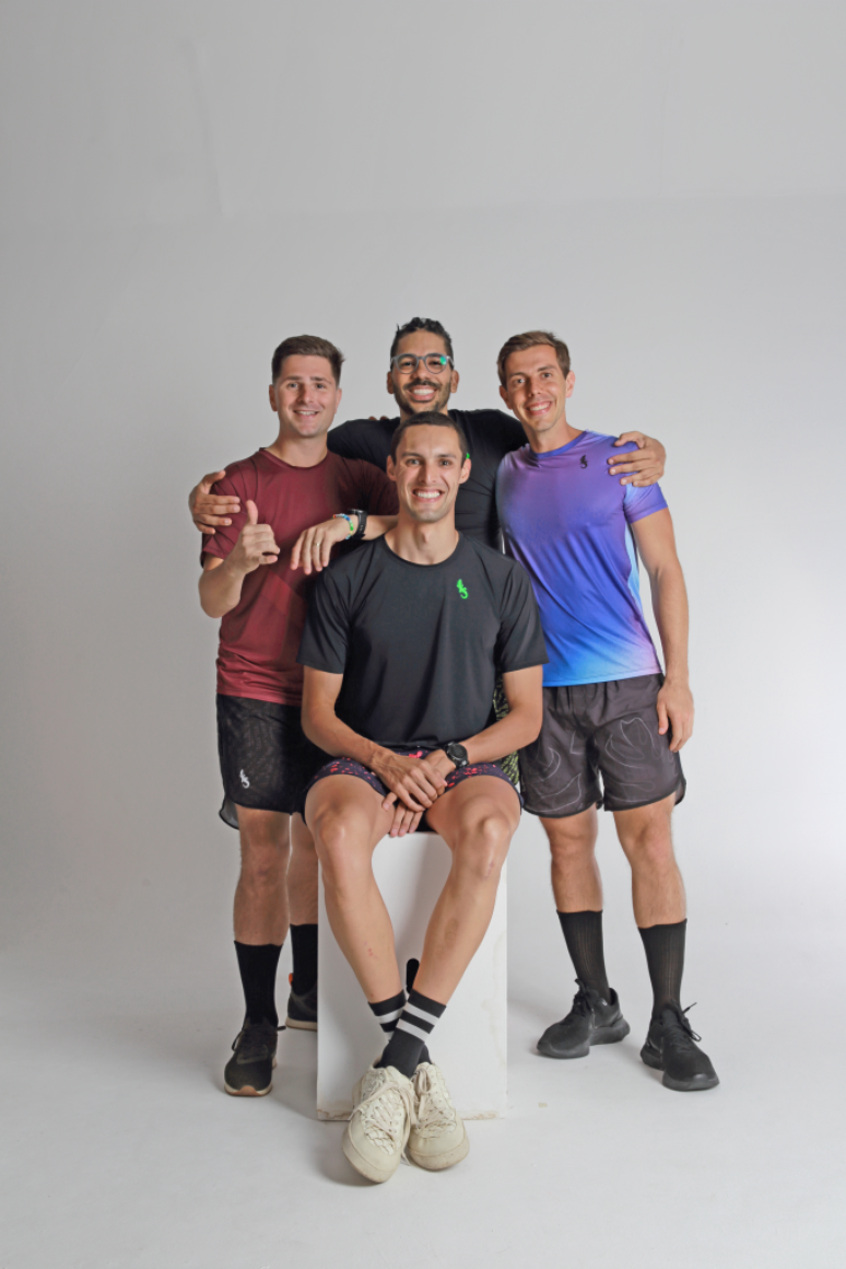 Joel Jota (centro, ao fundo) e os s&oacute;cios da Kupaa