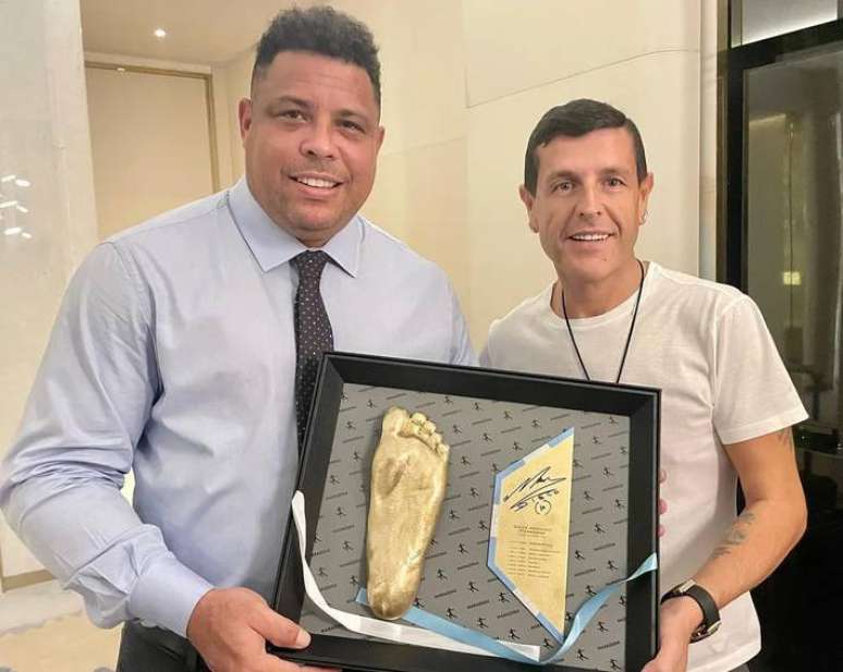 Ronaldo recebeu do ex-empres&aacute;rio de Maradona um molde 3D com o p&eacute; esquerdo do &iacute;dolo argentino.