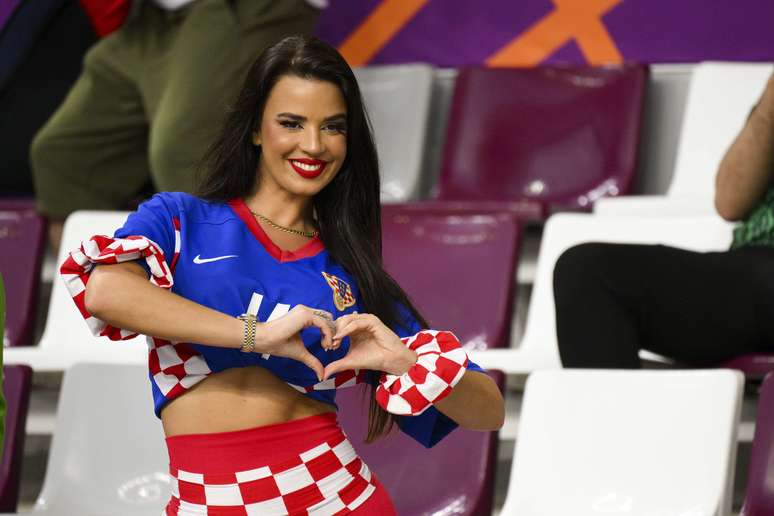 A musa da torcida croata, Ivana Knoll, antes da partida contra o Marrocos