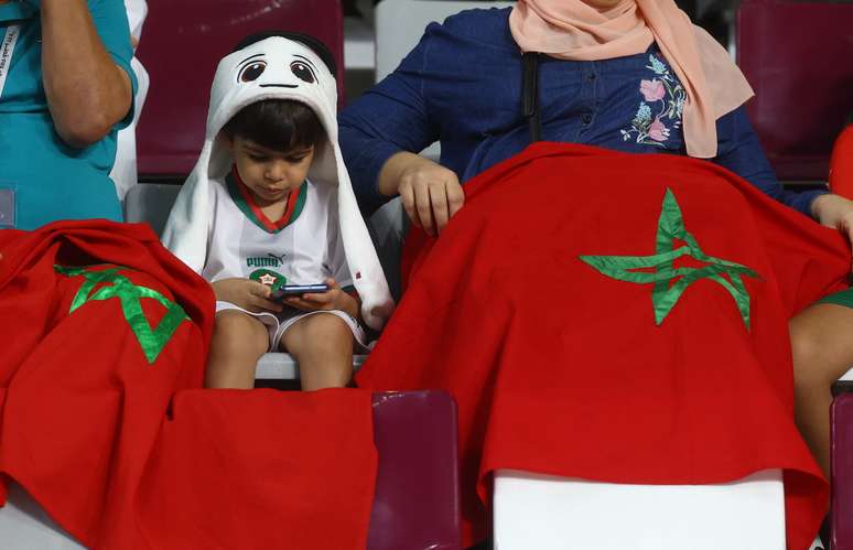 Pequeno torcedor do Marrocos com o mascote da Copa do Mundo, La'eeb.