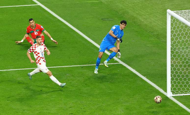 Yassine Bounou, do Marrocos, chuta para fora e dá escanteio para a Croácia