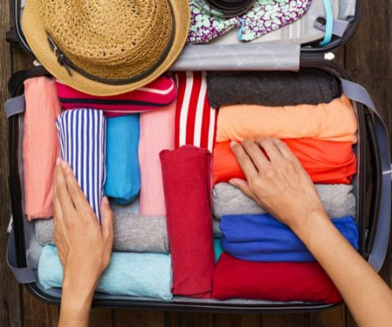 Os rolinhos com as pe&ccedil;as s&atilde;o a melhor forma para guardar suas roupas na mala &ndash;