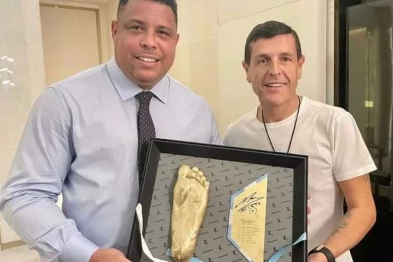 Ronaldo Fenômeno recebeu o molde do pé de Maradona (Foto: Reprodução / Instagram)