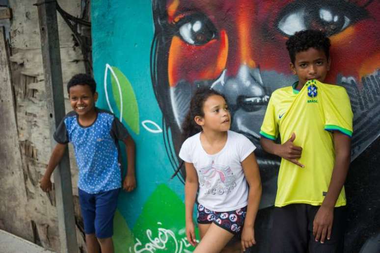 Nicholas (esq.) com Samuel e sua irm&atilde;o Giovanna, respons&aacute;vel pelas dancinhas nas comemora&ccedil;&otilde;es