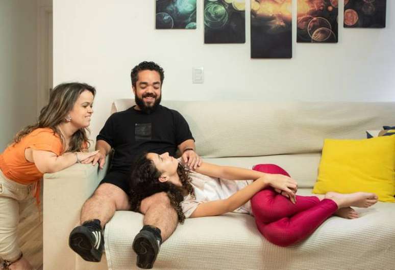 Fernando Vigui ao lado da esposa, Fabiola, e da filha Livia, de 11 anos