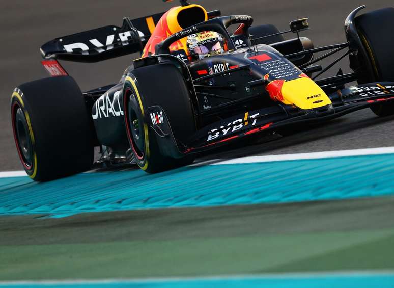 Max Verstappen pilota carro de drift e se diverte: 'Foi muito