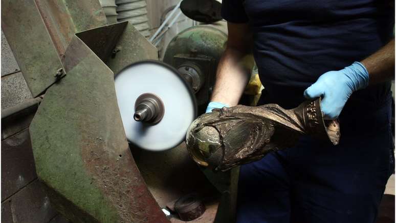 Quando chega &agrave; f&aacute;brica, o trof&eacute;u &eacute; limpo e polido para ficar novinho em folha antes de retornar &agrave; sede da FIFA.