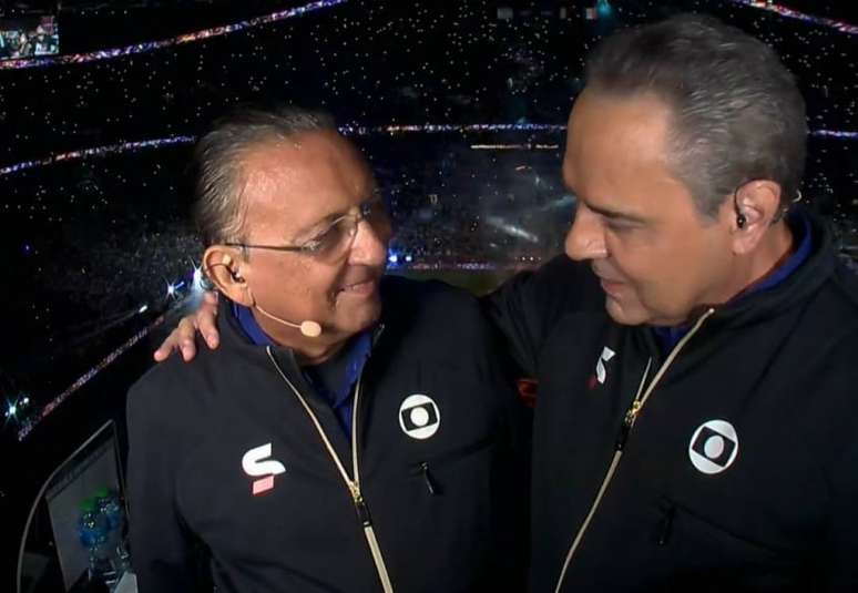 Luís Roberto e Galvão Bueno se abraçam antes do início da decisão da Copa (Foto: Reprodução/Globo)