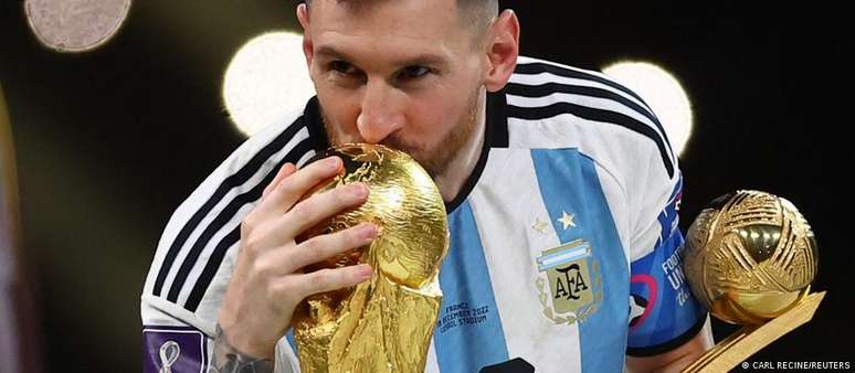Lionel Messi beija a Copa do Mundo ao receber o prêmio de melhor jogador do torneio