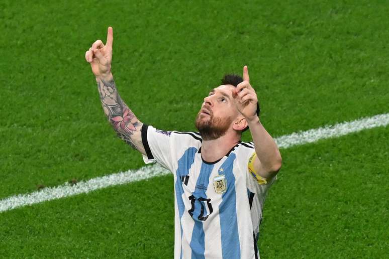 Com gol marcado diante da França, o atacante argentino Lionel Messi subiu dentro da lista dos maiores artilheiros da história das Copas do Mundo, igualando marca de Pelé. Veja o ranking!