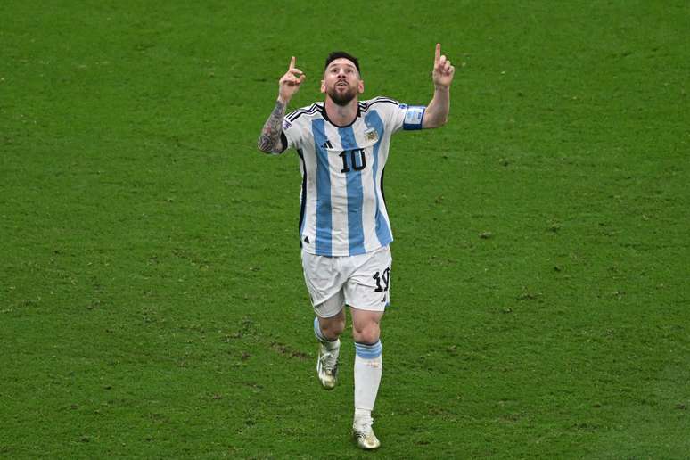 TVs e rádios argentinas celebram título e homenageiam Messi