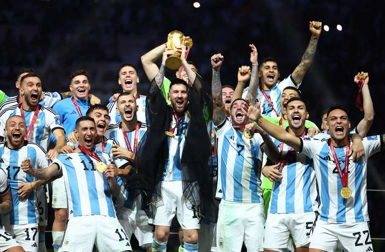 Messi levanta a taça de campeão mundial