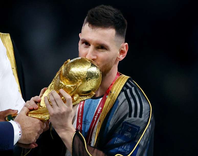 Messi beija o troféu da Copa do Mundo 