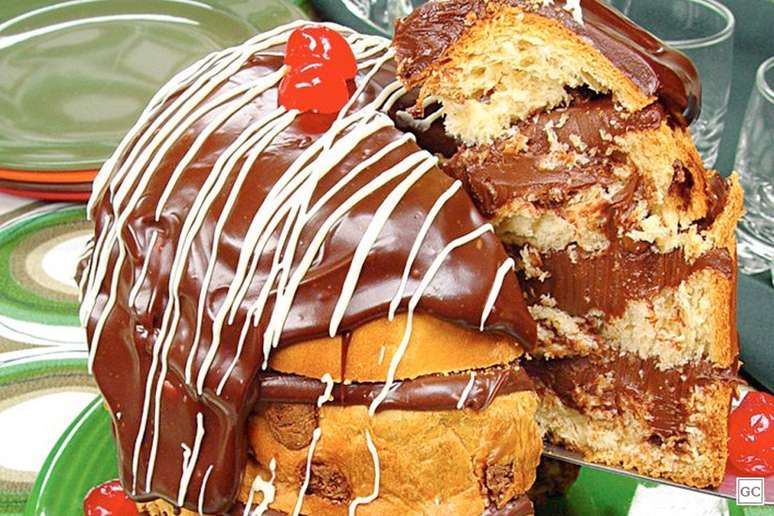 Panetone com creme de chocolate – Foto: Guia da Cozinha