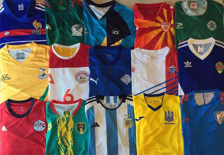 Colecionador tem quase todas as camisas da Copa de 1998