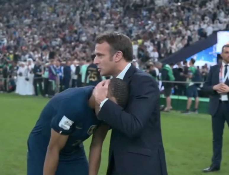 Macron abraça Mbappé após derrota da França 