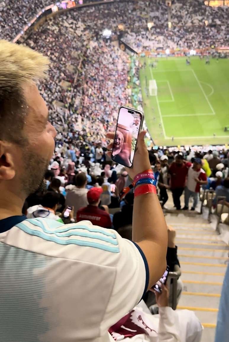 Assim que terminou o jogo, Pablo, de 35 anos, da província de San Juan, na Argentina, fez ligações de vídeo para amigos e familiares. 