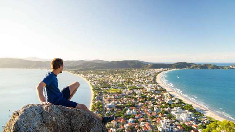 O cen&aacute;rio deslumbrante da Praia de Bombinhas