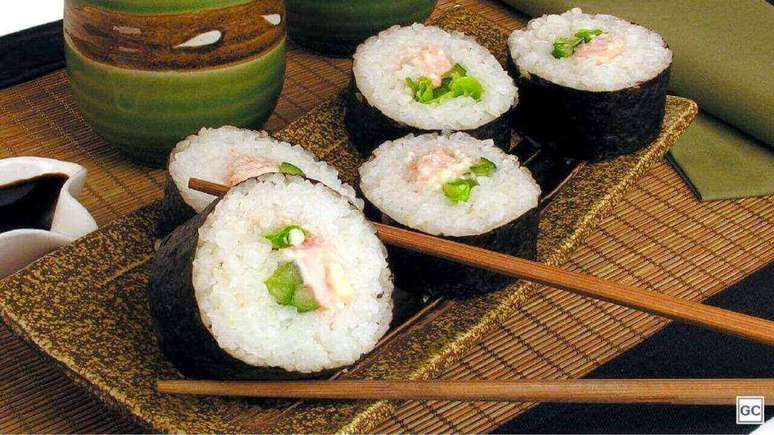 Sushi de salmão para fazer em casa – Foto: Guia da Cozinha