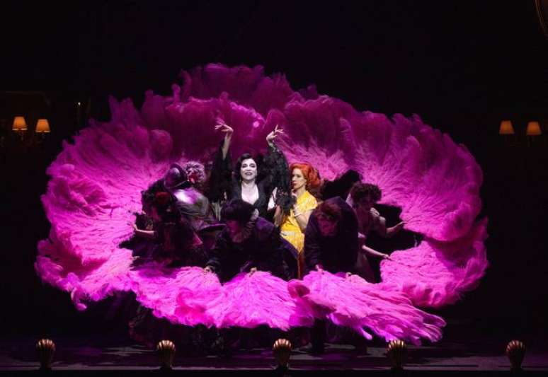 'A Fam&iacute;lia Addams' no Teatro Renault com dire&ccedil;&atilde;o de Federico Bellone e protagonizado por Marisa Orth, Daniel Boaventura, Kiara Sasso e grande elenco