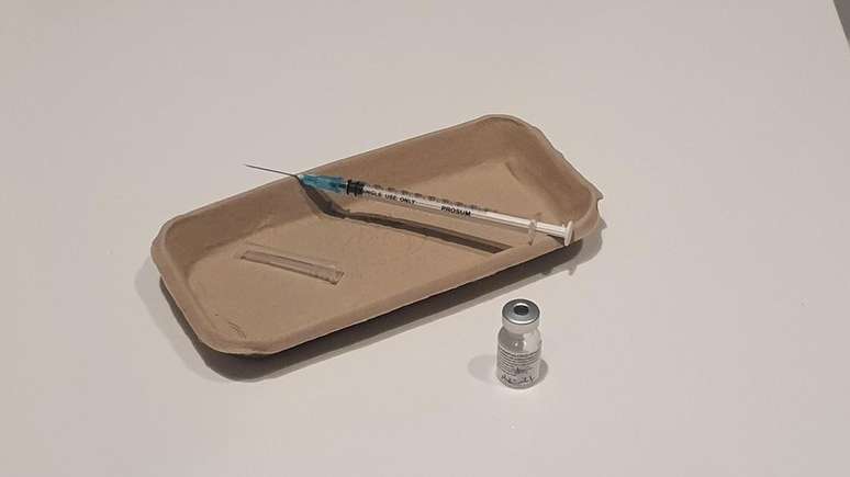 Os materiais que foram usados na primeira vacinação contra a covid-19 fora dos estudos clínicos, expostos no Museu de Ciência de Londres