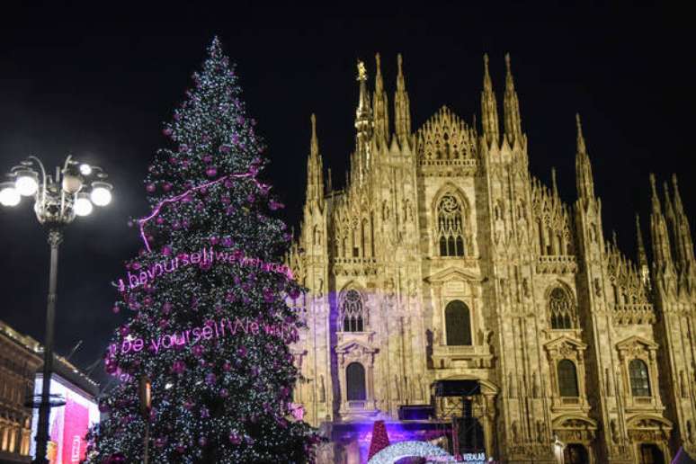 Árvore de Natal em frente à Catedral de Milão