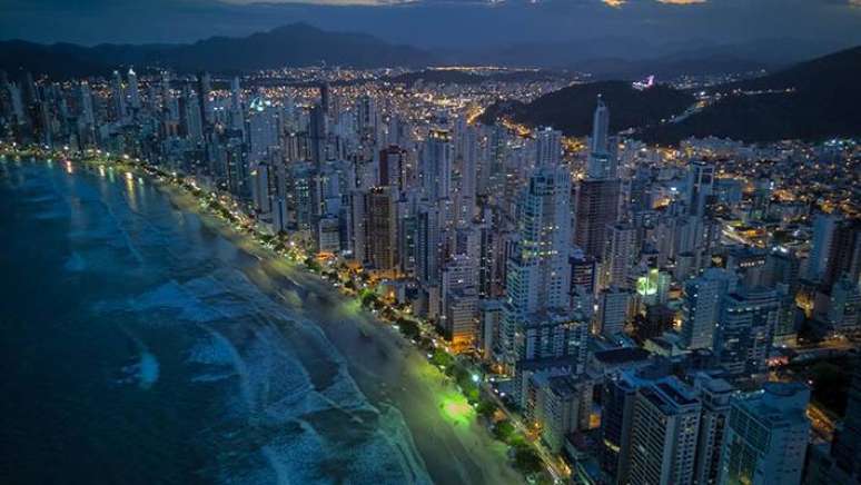 Vista a&eacute;rea do Balne&aacute;rio Cambori&uacute; ao anoitecer